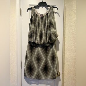 NWT Vince Camuto Grey Print Dress